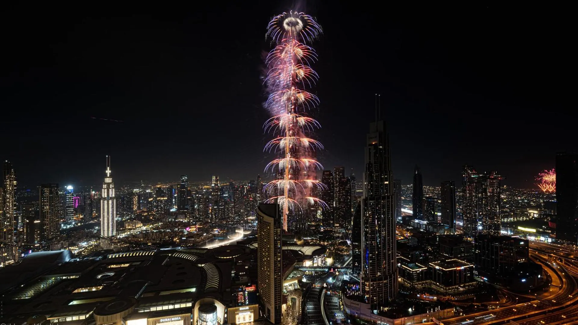 Exclusive Front Row Seats To Burj Khalifa Fireworks From Penthouse Level, Downtown Dubai Lägenhet